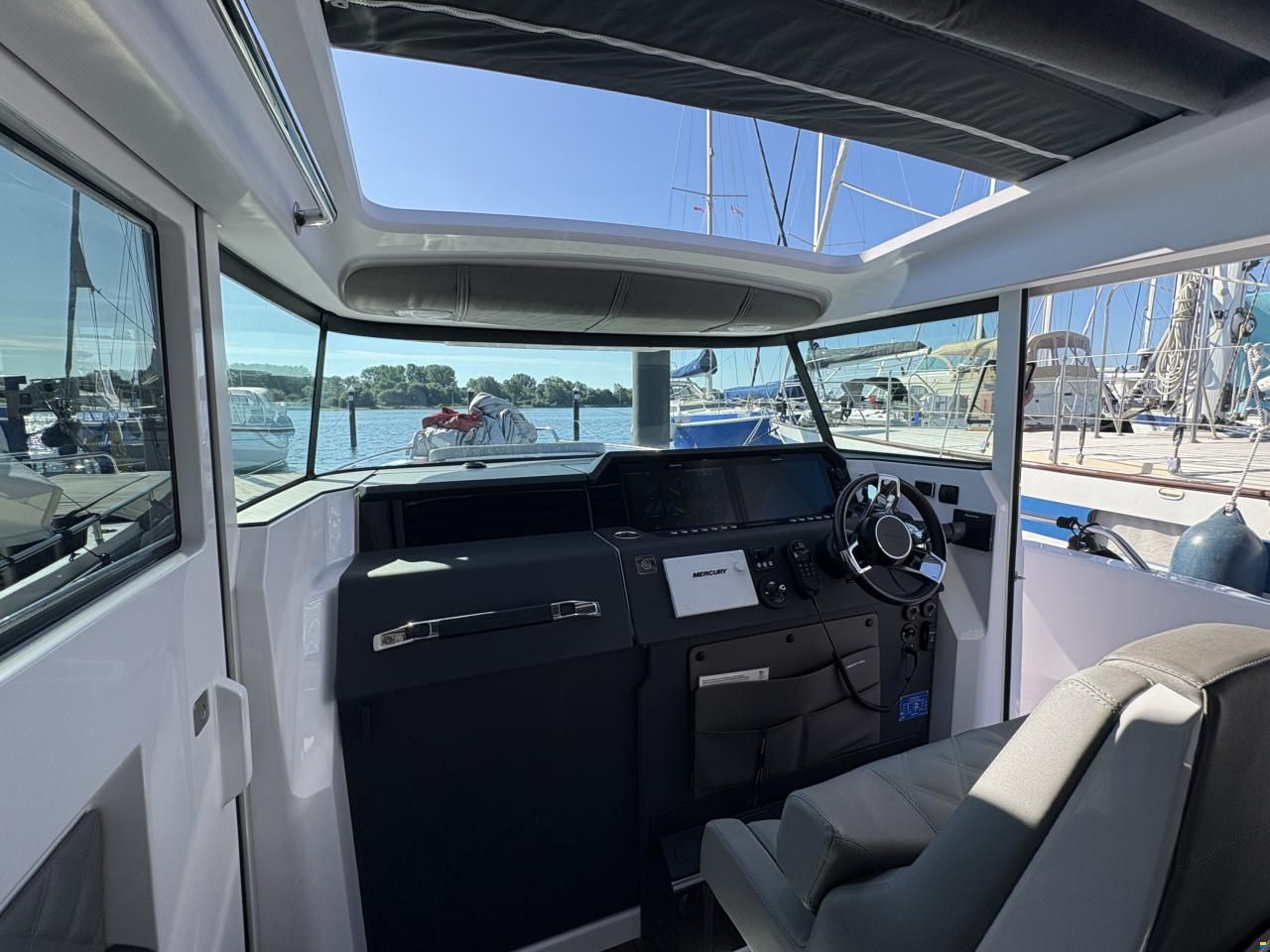 Axopar 37 XC Cross Cabin
