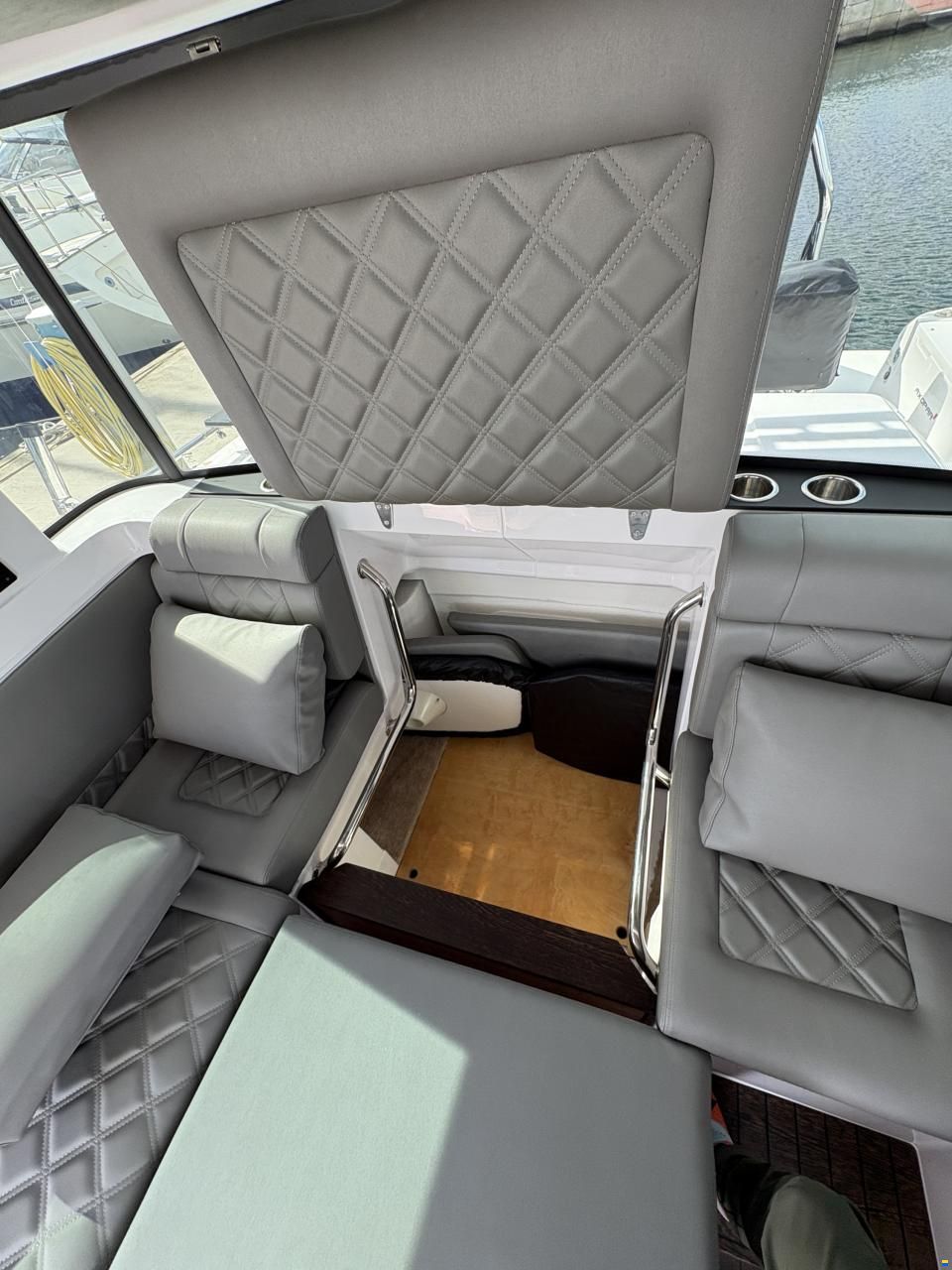 Axopar 37 XC Cross Cabin