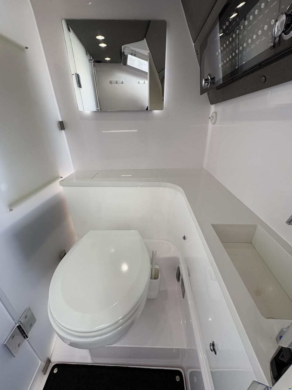 Axopar 37 XC Cross Cabin