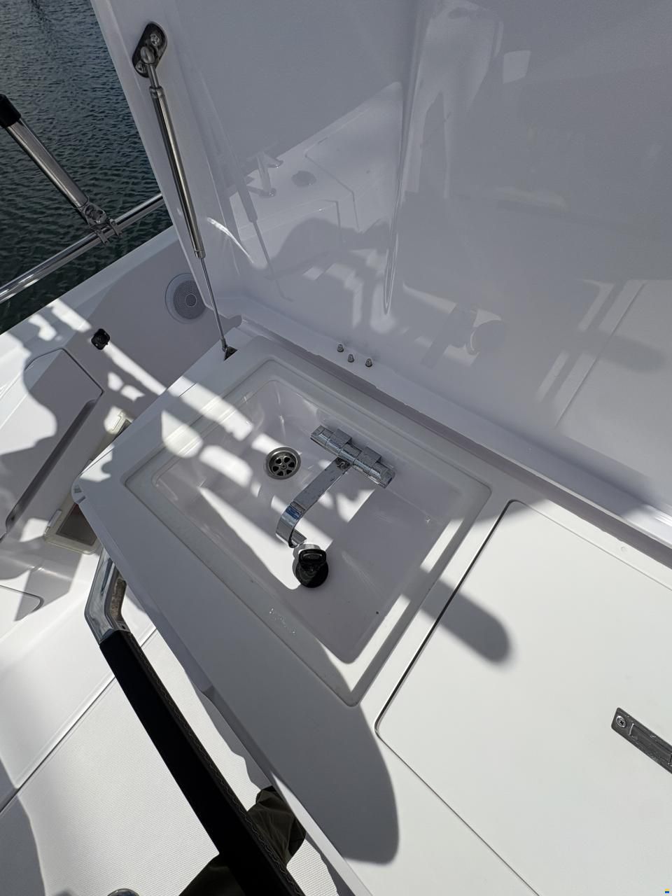 Axopar 37 XC Cross Cabin