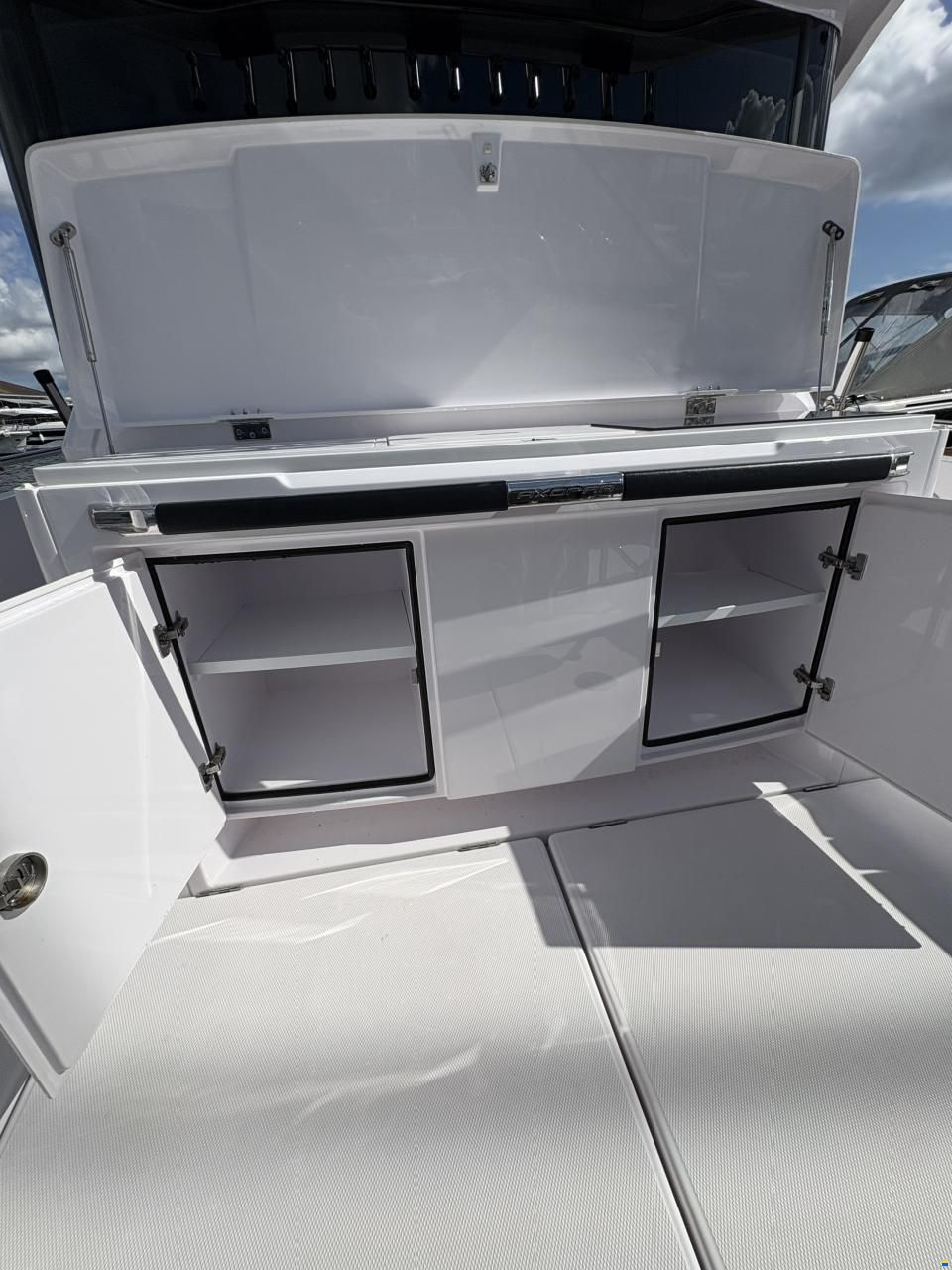 Axopar 37 XC Cross Cabin
