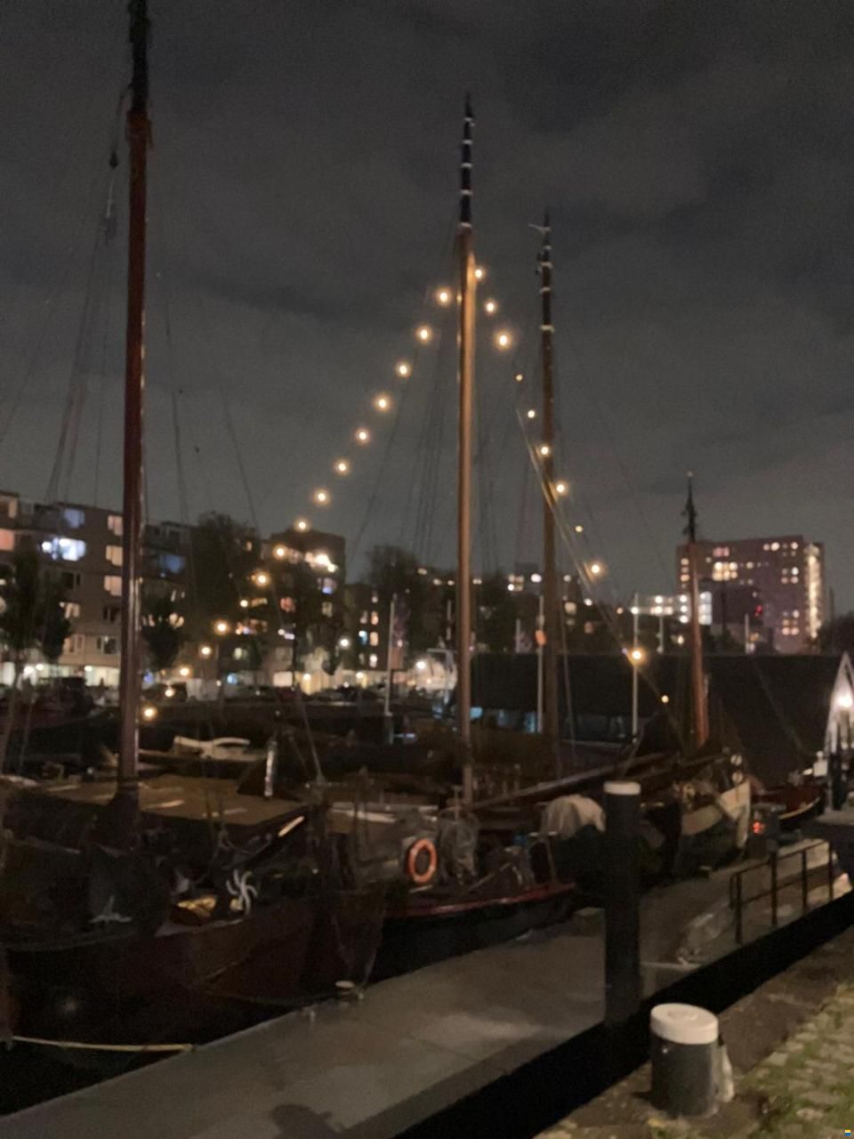 Zeilend woonschip Woonschip met vaste li