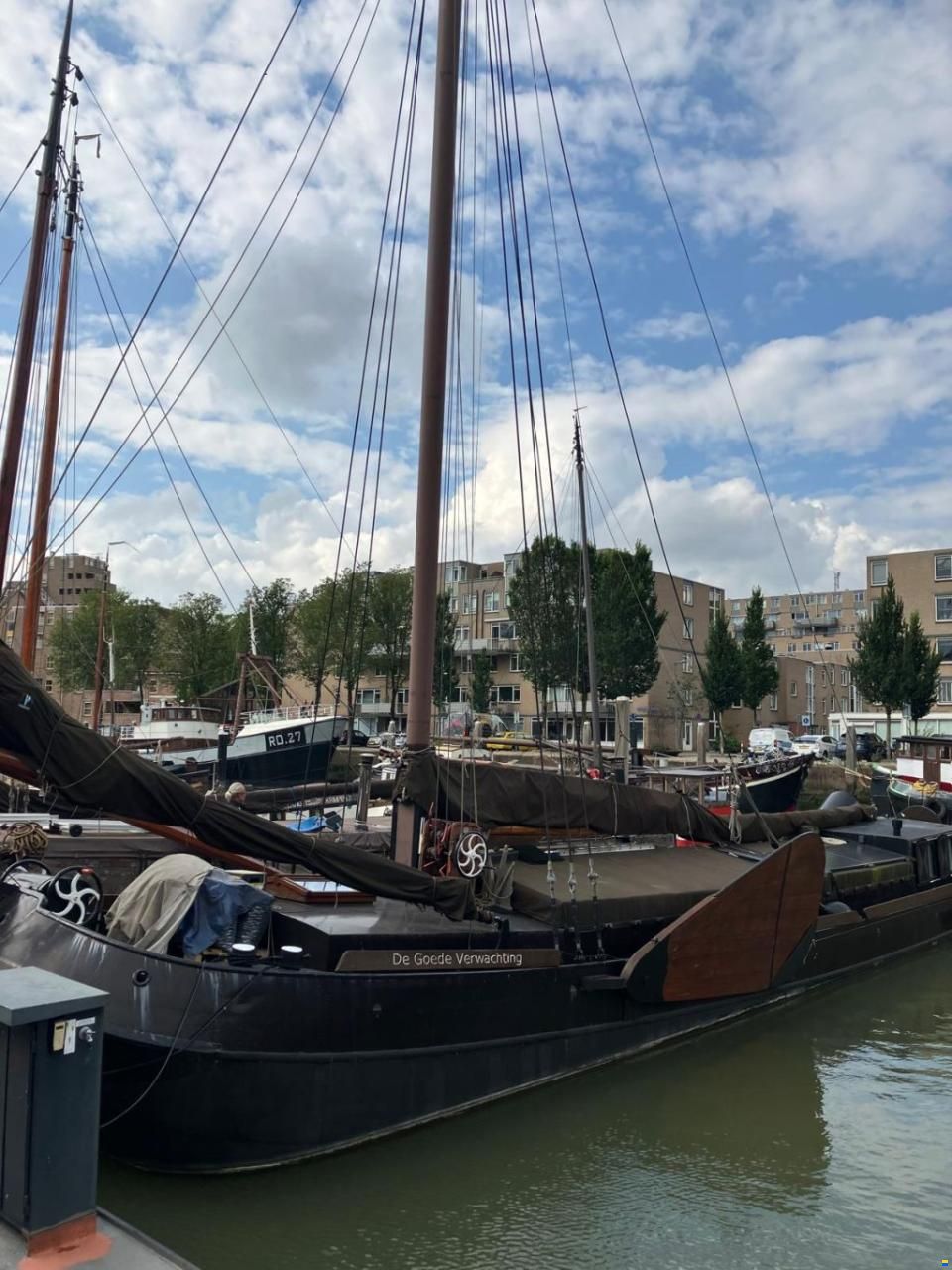 Zeilend woonschip Woonschip met vaste li