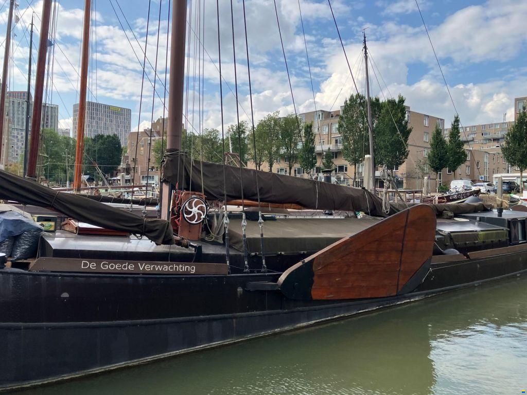 Zeilend woonschip Woonschip met vaste li