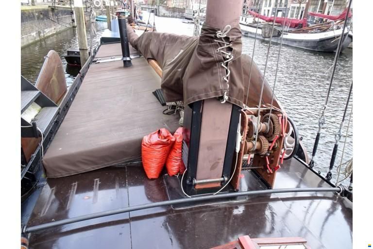 Zeilend woonschip Woonschip met vaste li