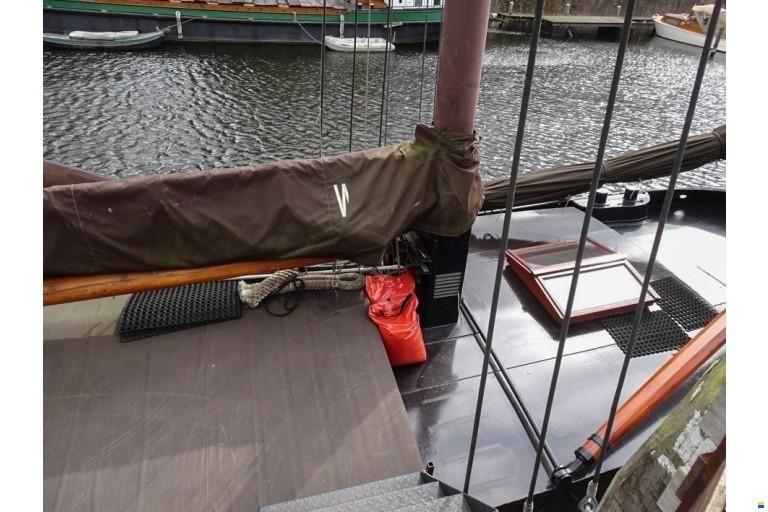 Zeilend woonschip Woonschip met vaste li