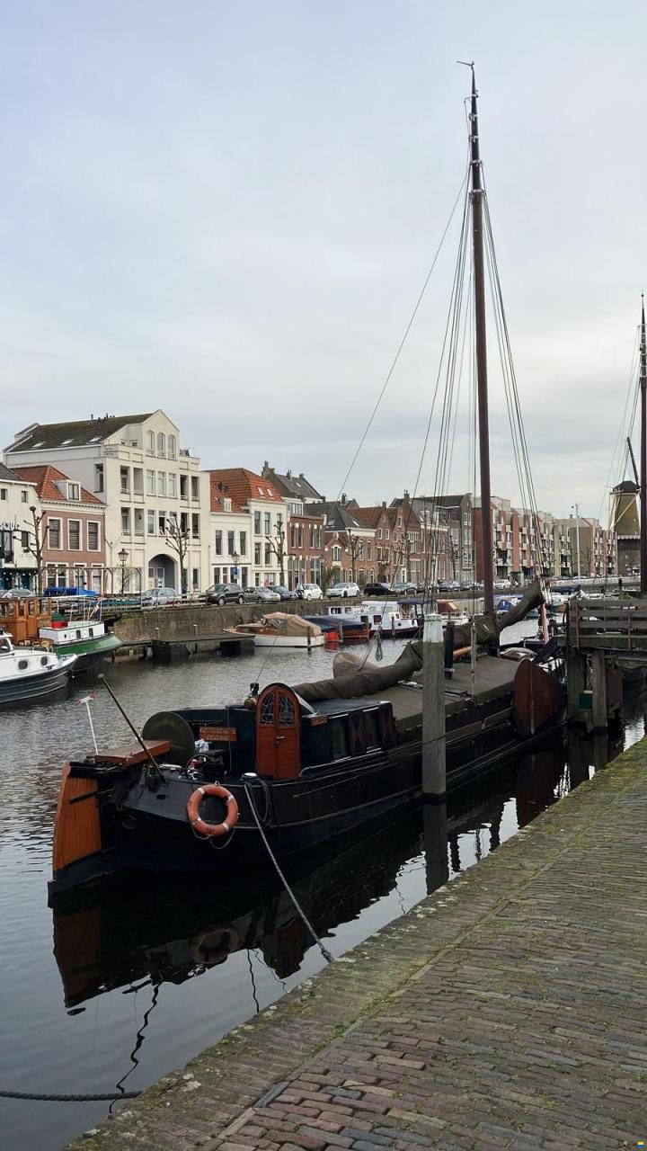Zeilend woonschip Woonschip met vaste li