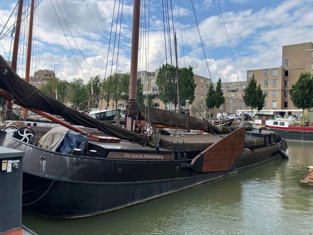 Zeilend woonschip Woonschip met vaste li