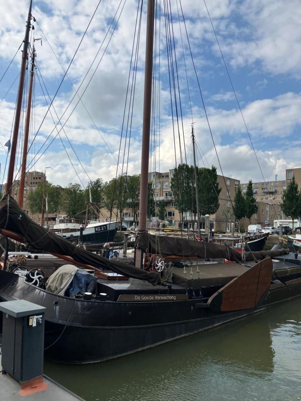 Zeilend woonschip Woonschip met vaste li