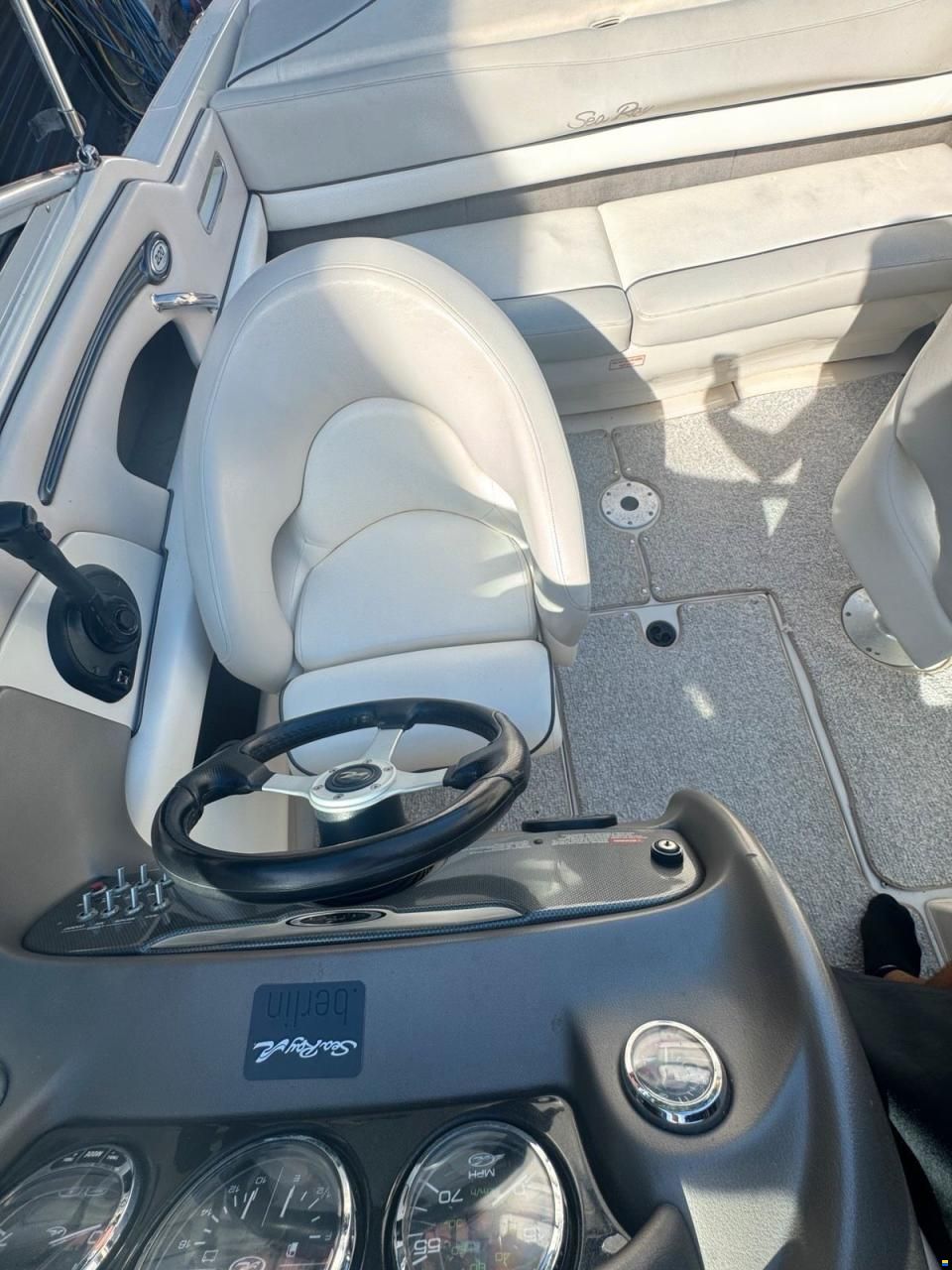 Sea Ray 220 SunSport Edition