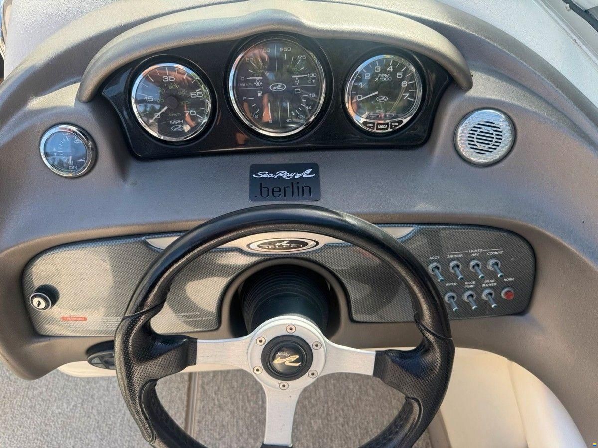 Sea Ray 220 SunSport Edition