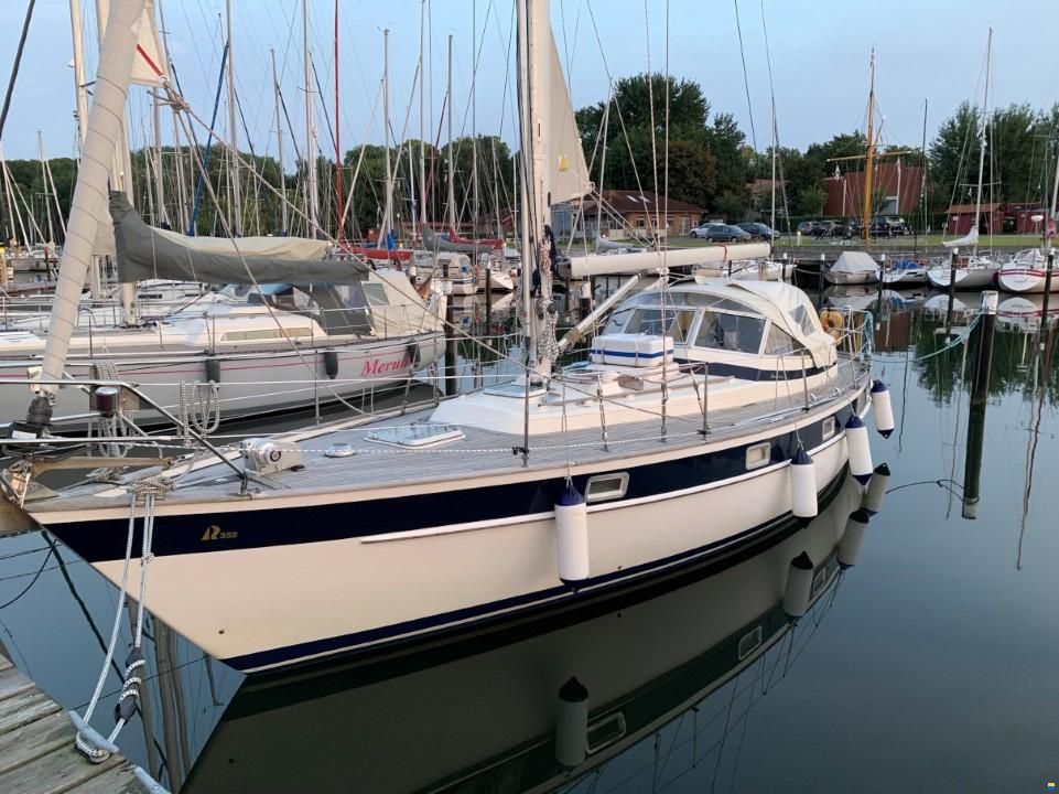 Hallberg-Rassy 352