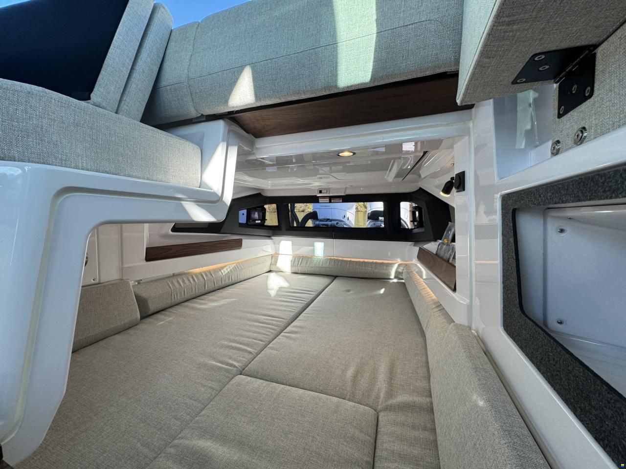 Axopar 38 XC Cross Cabin
