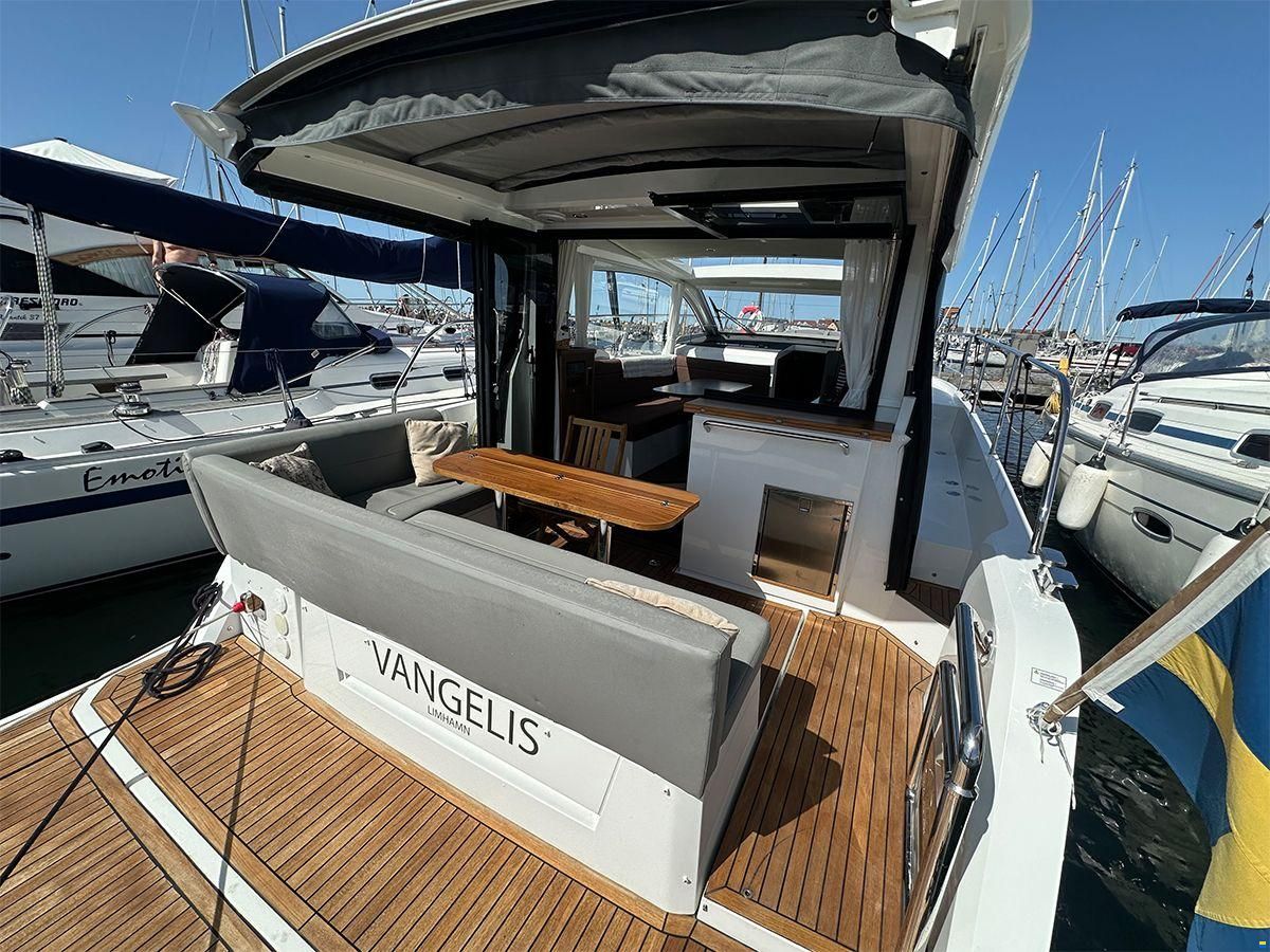 Sealine C330