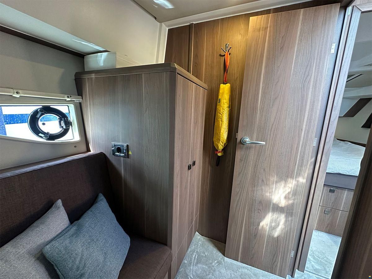 Sealine C330