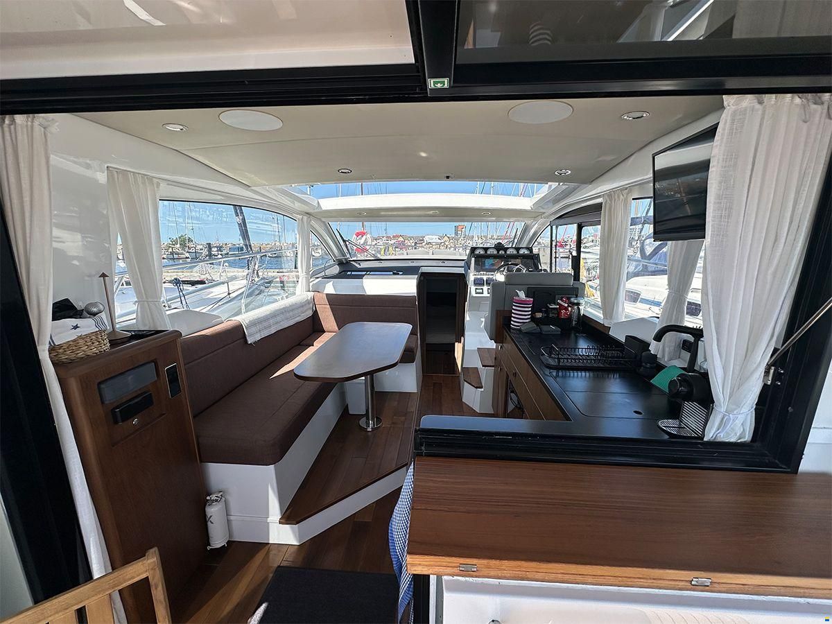 Sealine C330