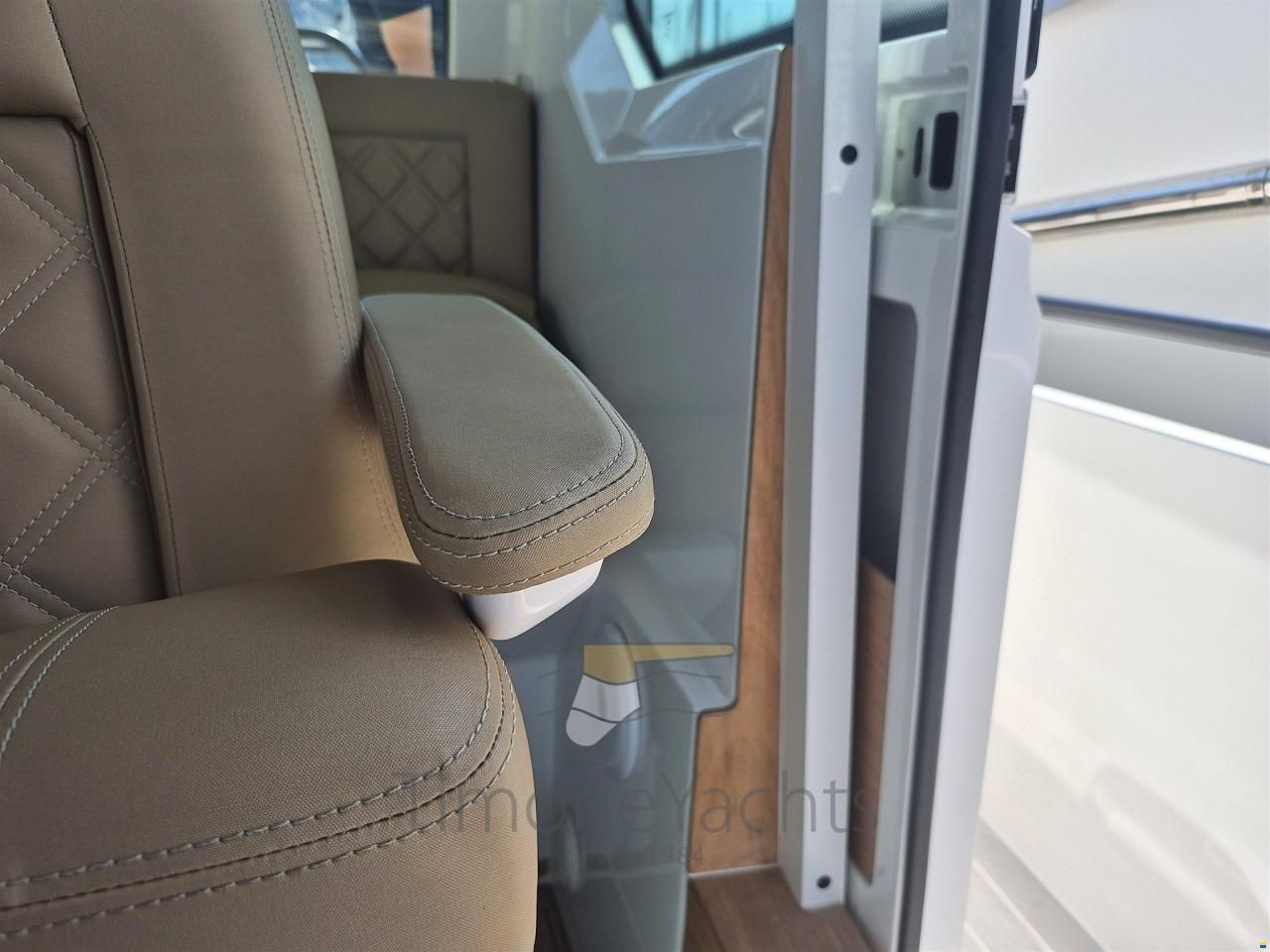 Axopar 28 Cabin