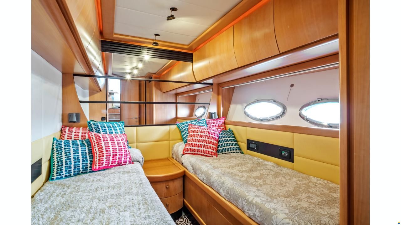 Pershing 76