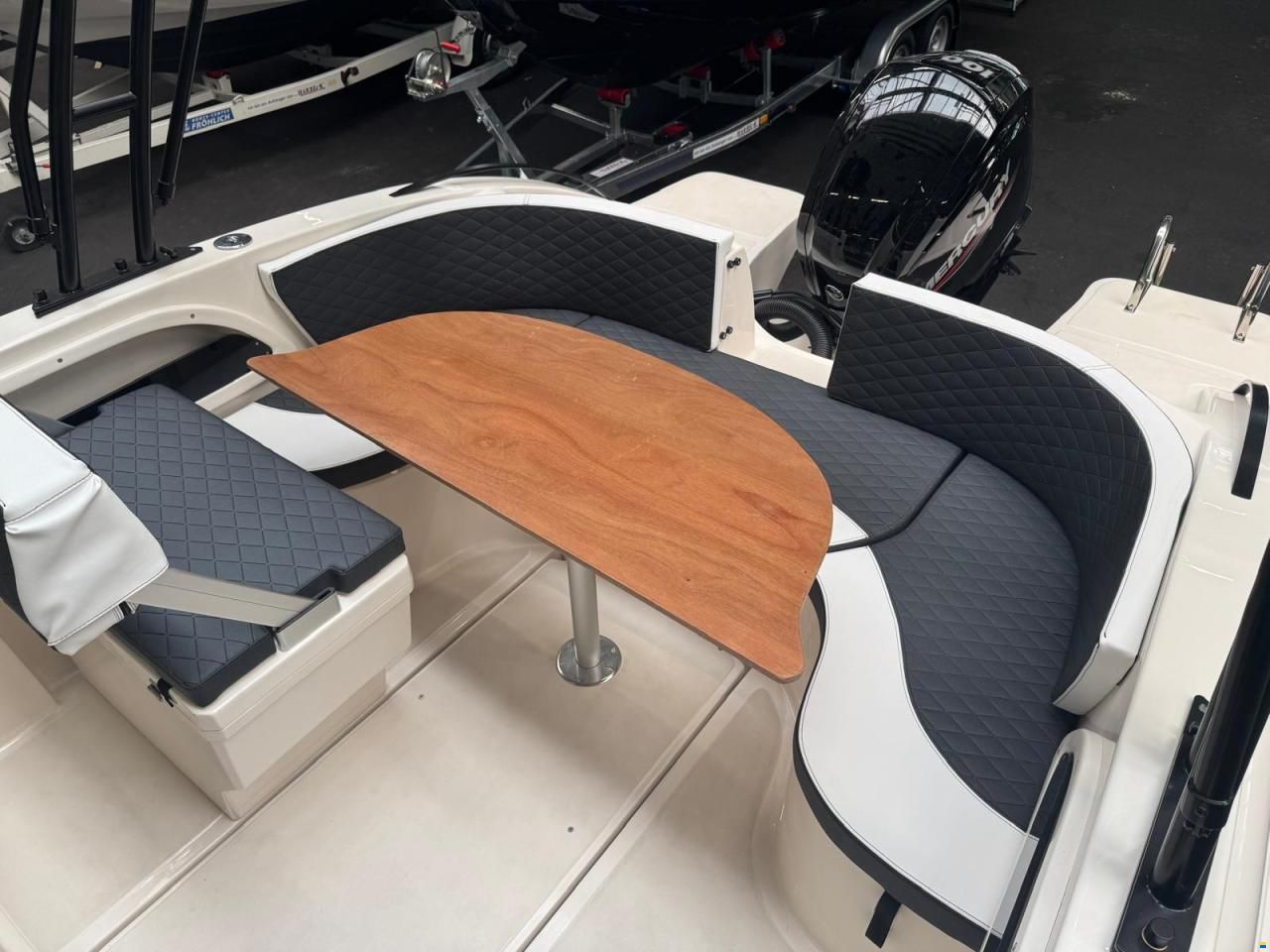 Eolo 6.4 EL Cabin