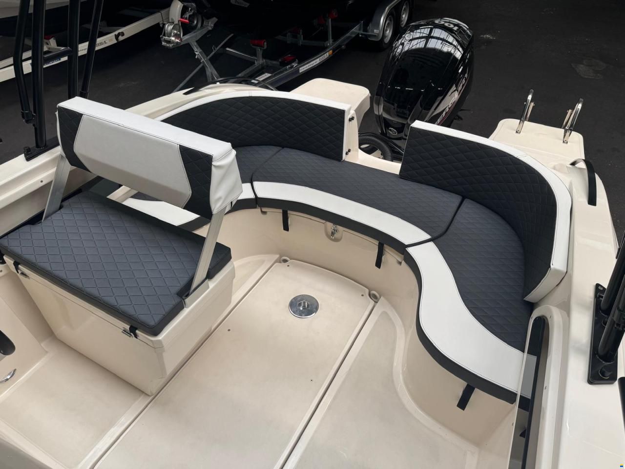 Eolo 6.4 EL Cabin