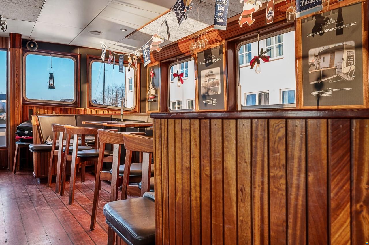 B&aring;d Cafe Sorte Louis