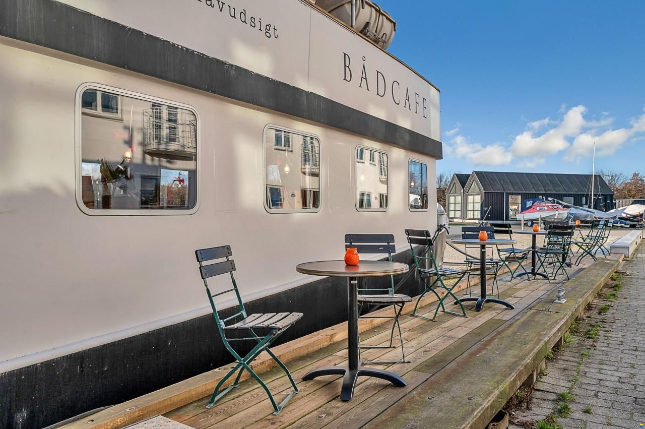 B&aring;d Cafe Sorte Louis