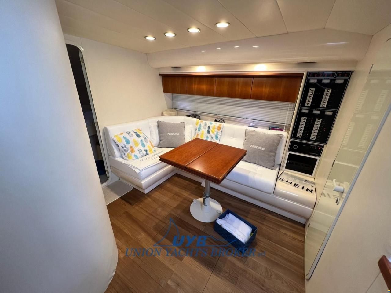Pershing 39