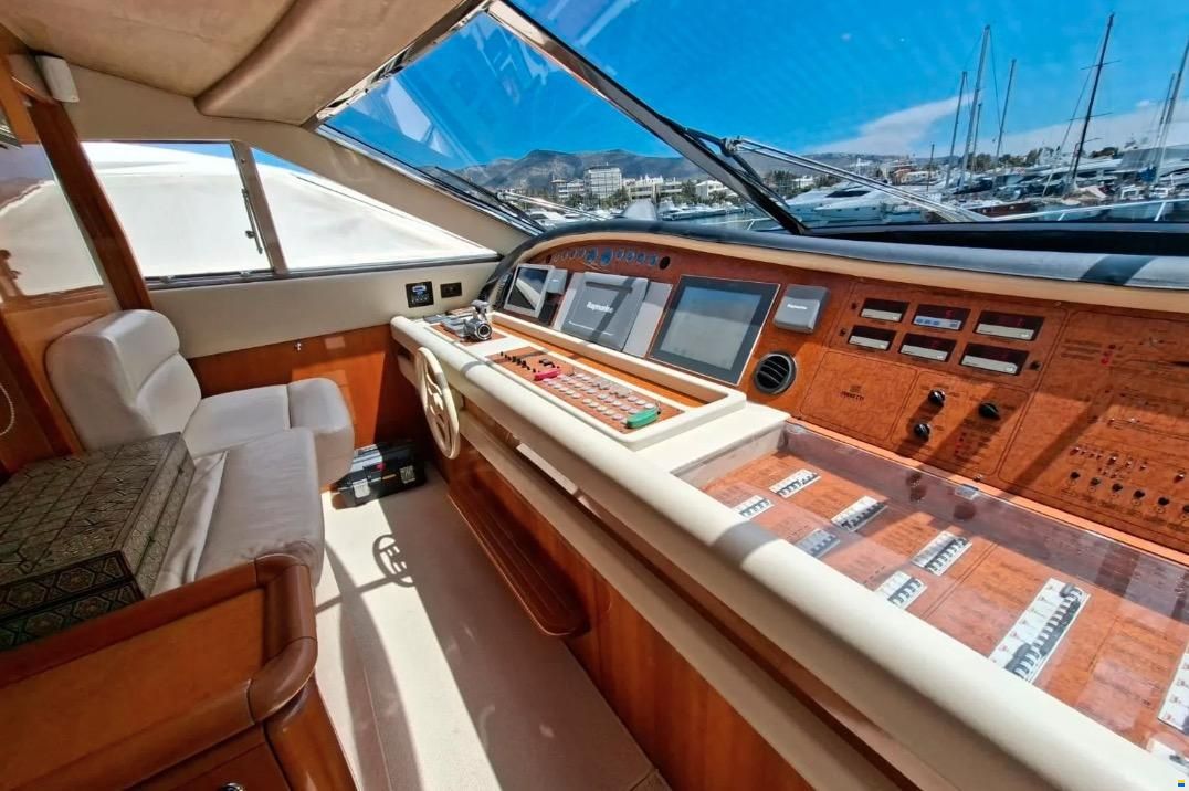Ferretti 761