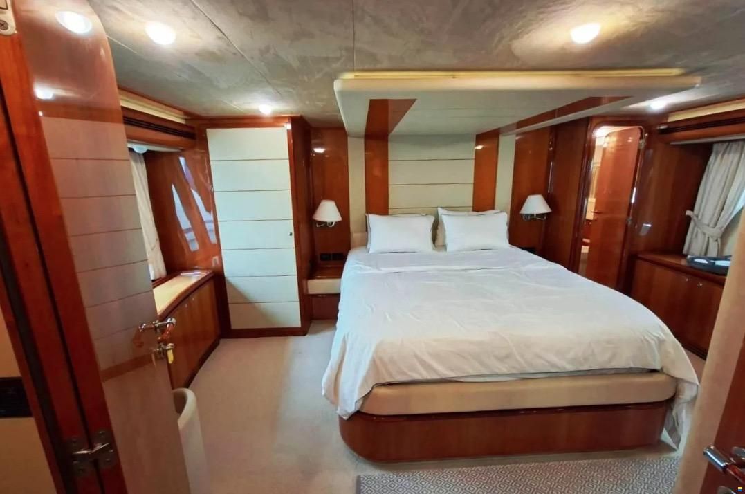 Ferretti 761