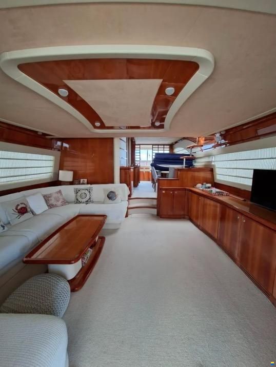 Ferretti 761