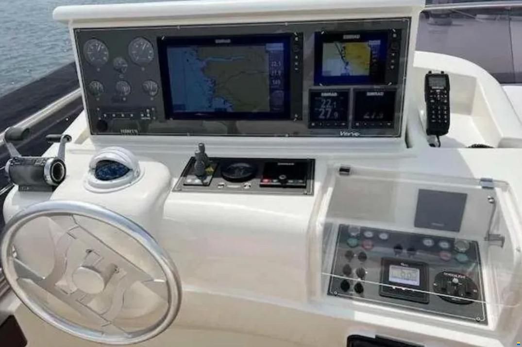 Ferretti 761