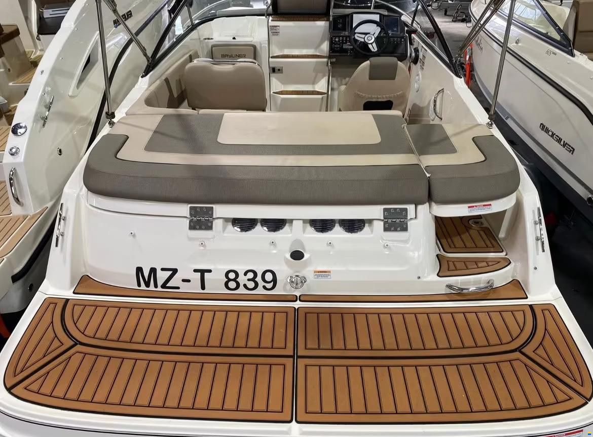 Bayliner VR5 Cuddy