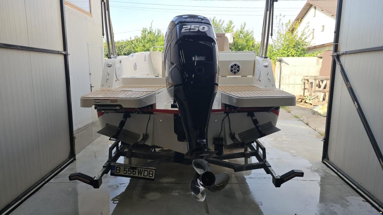 Quicksilver Activ 755 Sundeck