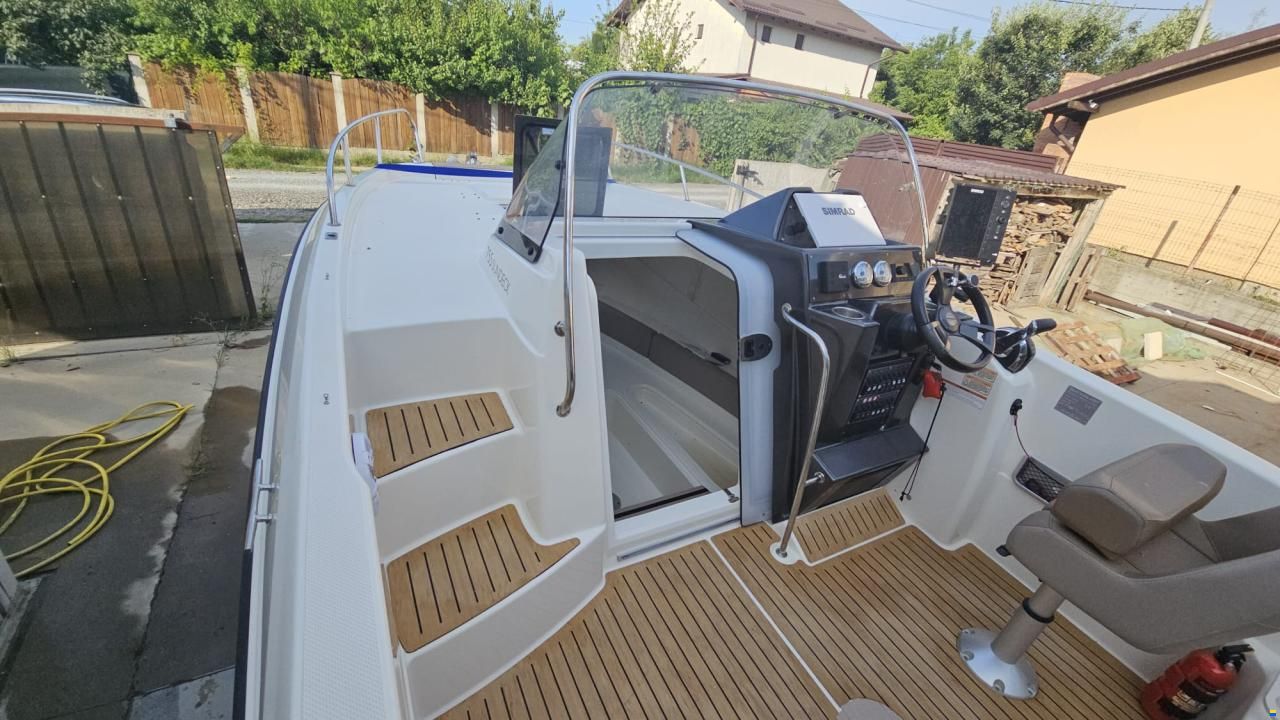 Quicksilver Activ 755 Sundeck