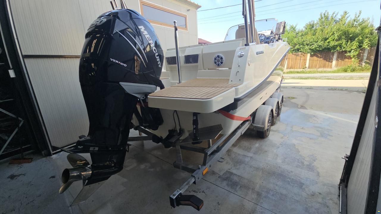 Quicksilver Activ 755 Sundeck