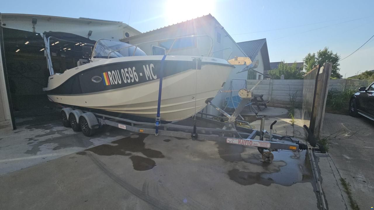 Quicksilver Activ 755 Sundeck