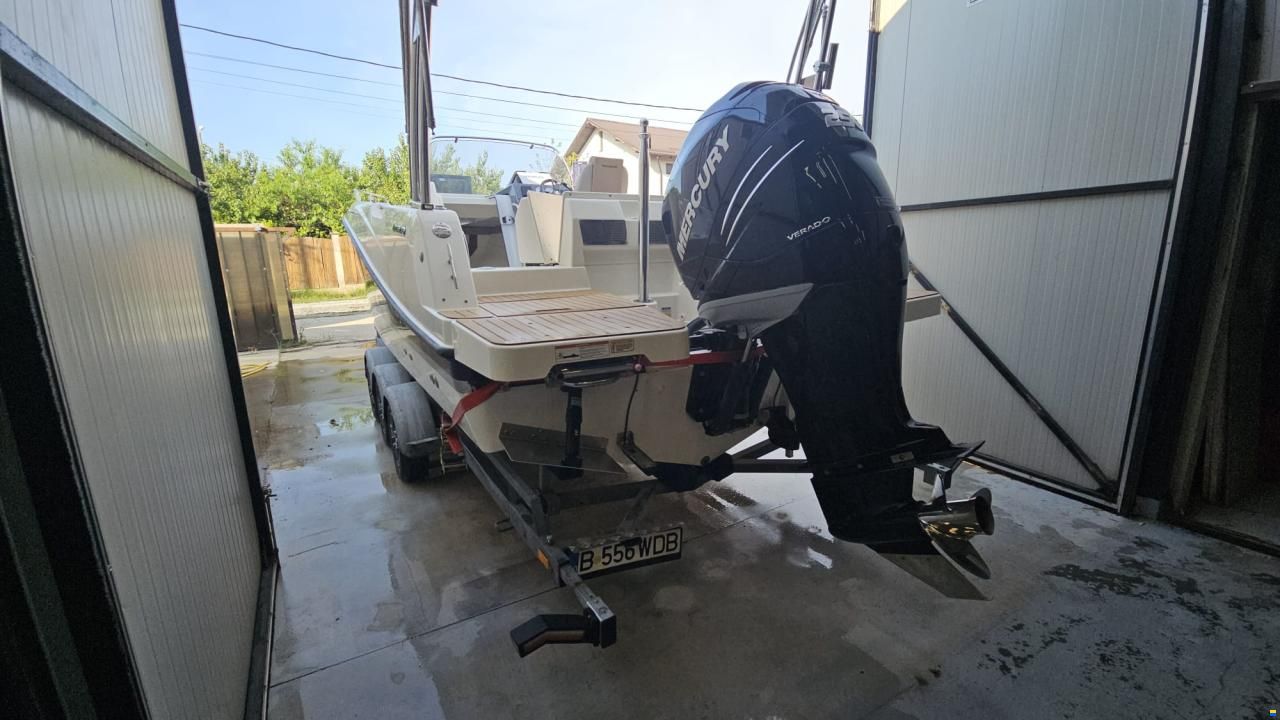 Quicksilver Activ 755 Sundeck