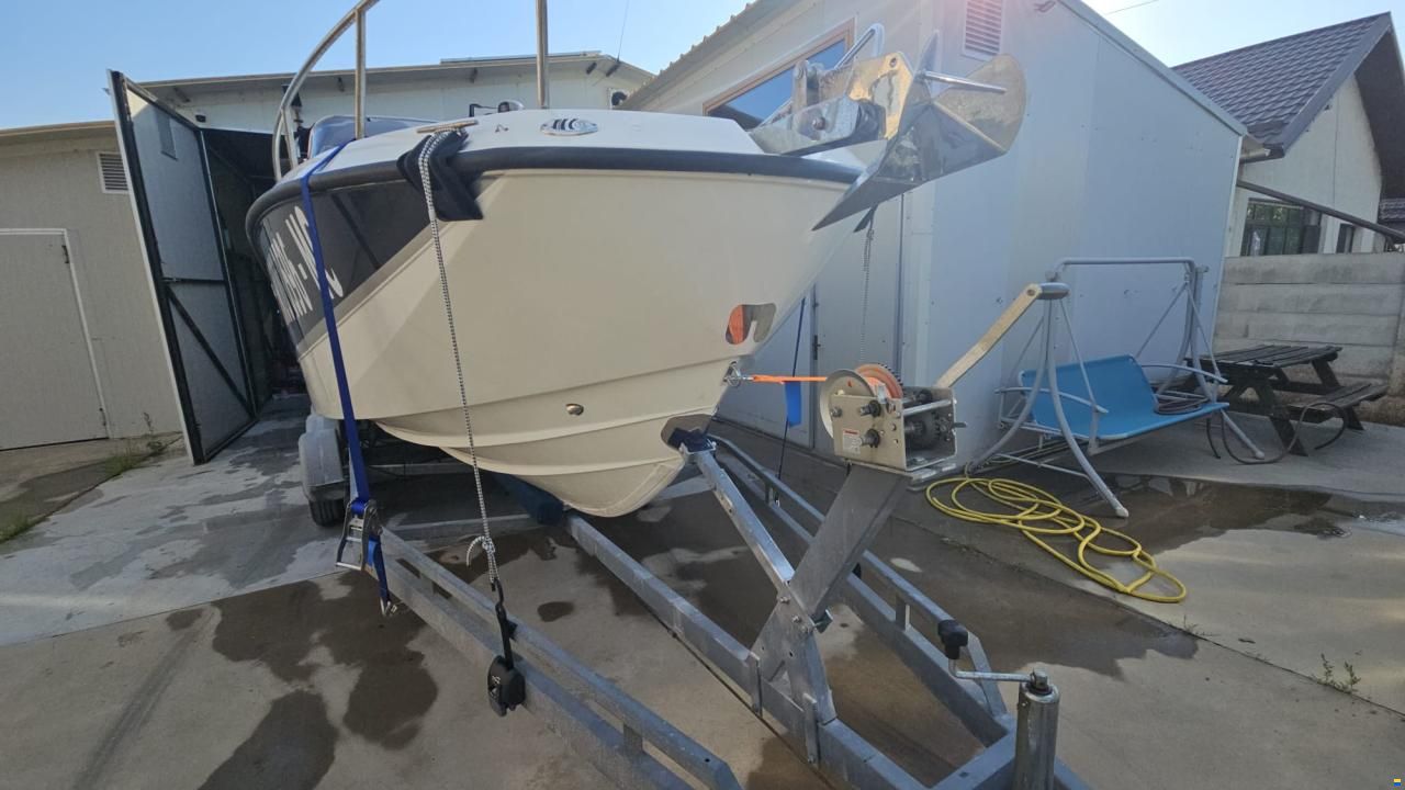 Quicksilver Activ 755 Sundeck