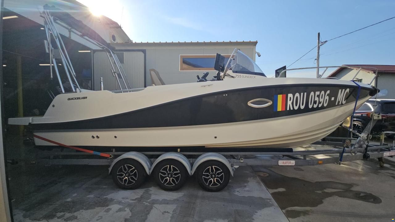 Quicksilver Activ 755 Sundeck