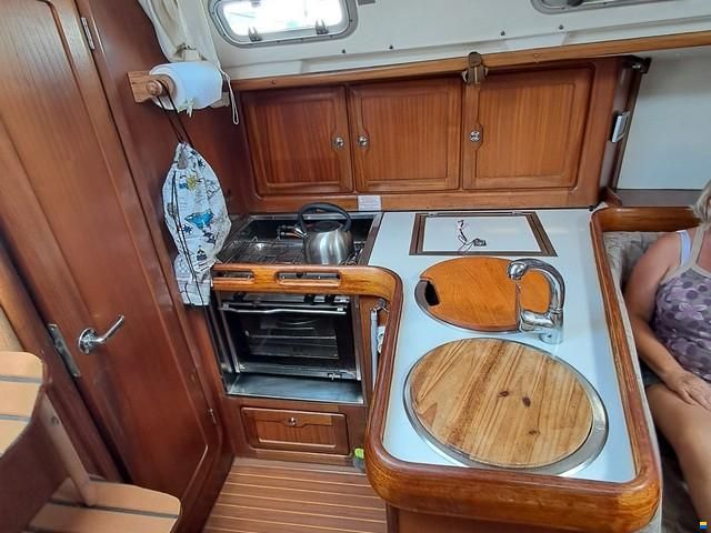 Bavaria 37