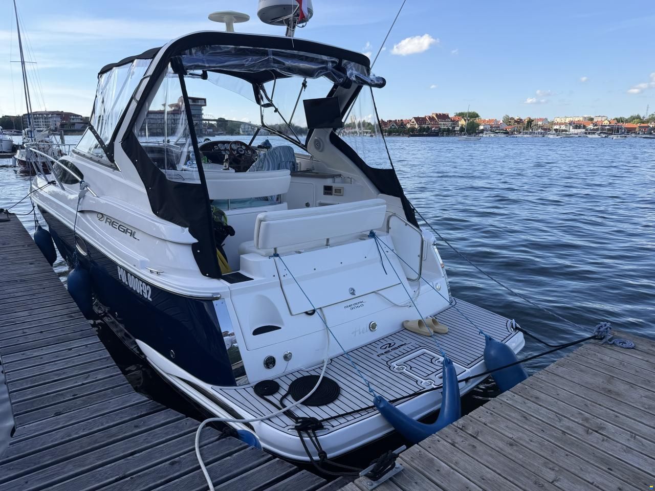 Regal 3060 Express Cruiser
