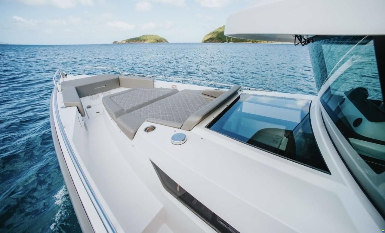 Axopar 37 XC Cross Cabin