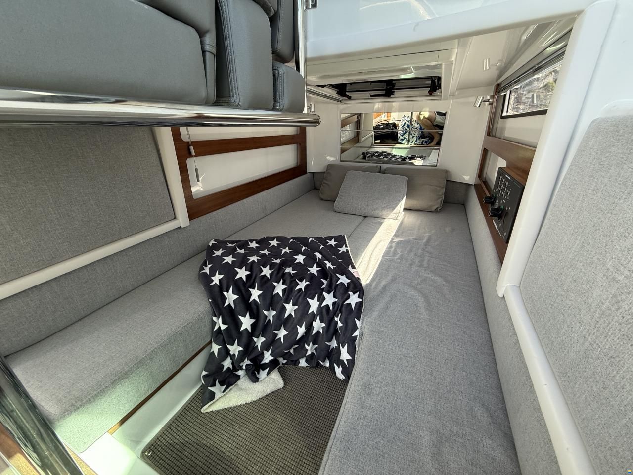 Axopar 28 AC Aft Cabin