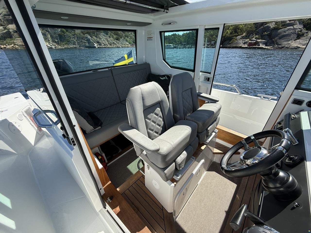 Axopar 28 AC Aft Cabin