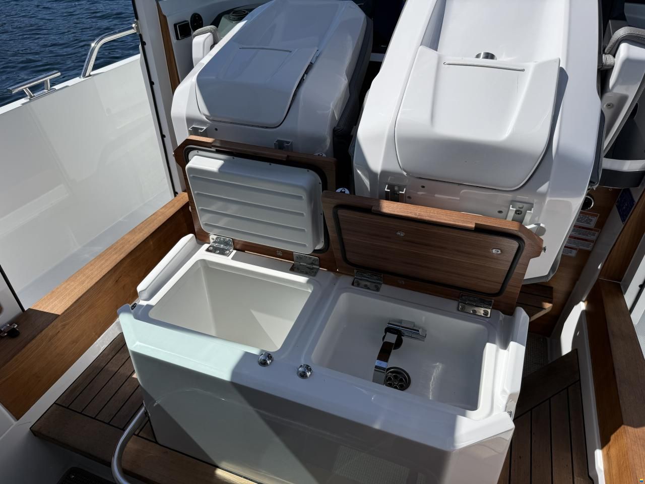 Axopar 28 AC Aft Cabin