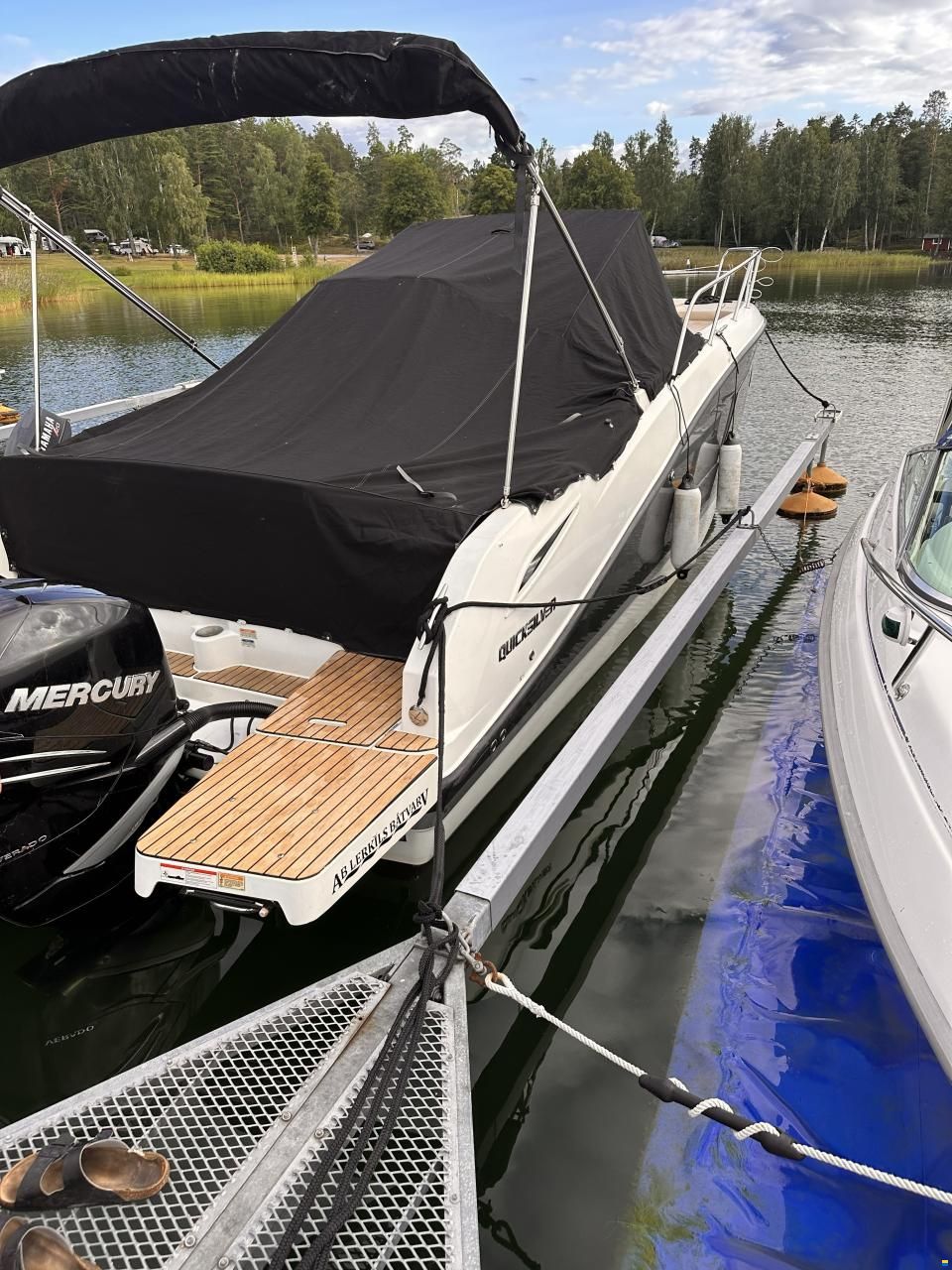 Quicksilver Activ 875 Sundeck