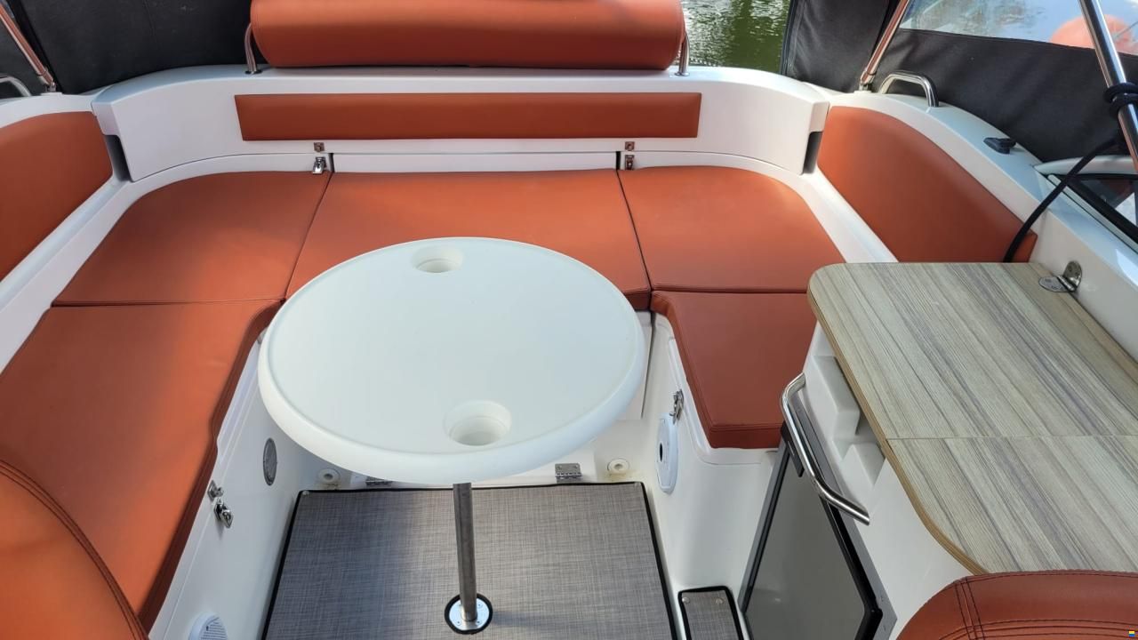 Ocean boat 670