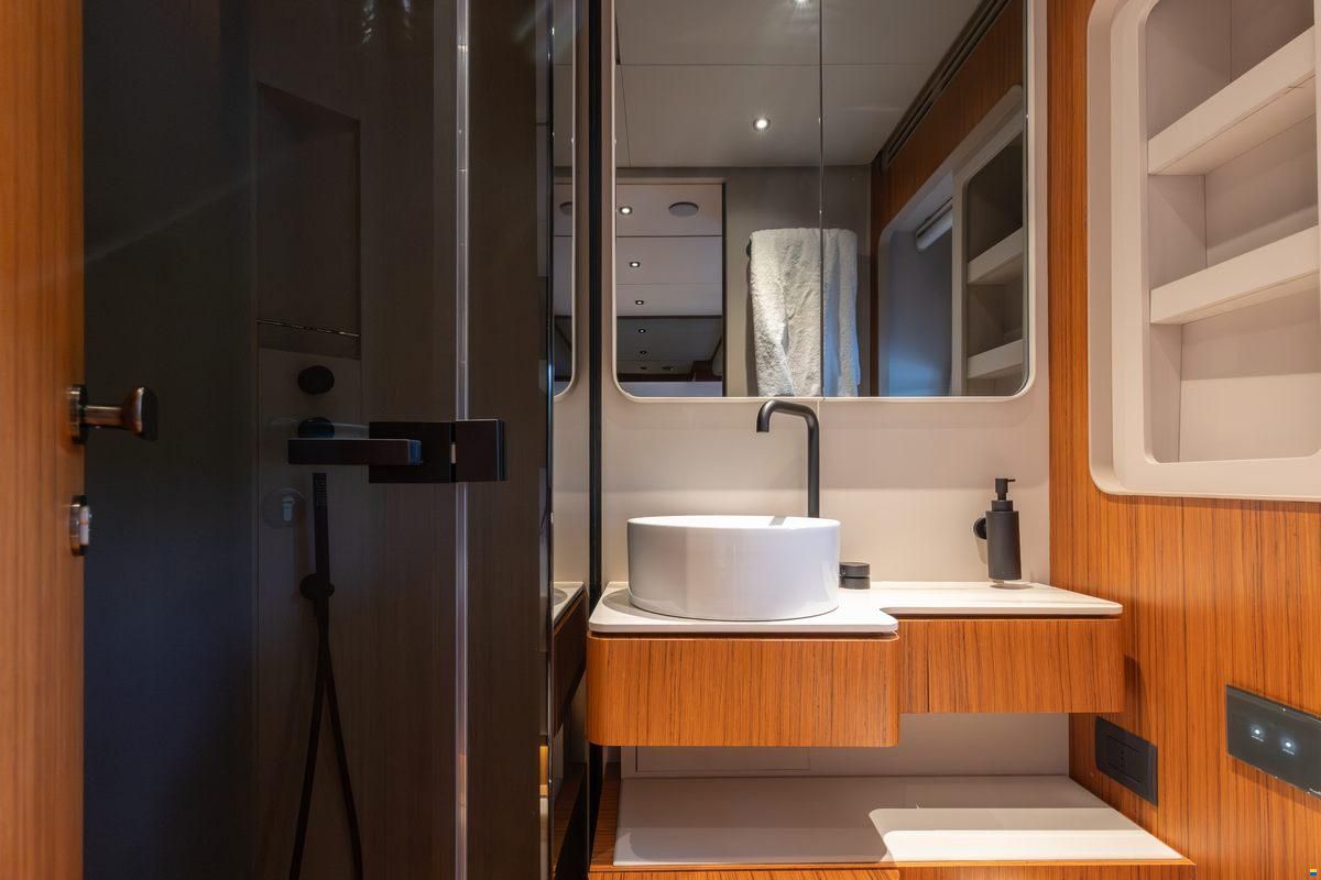 Ferretti 670