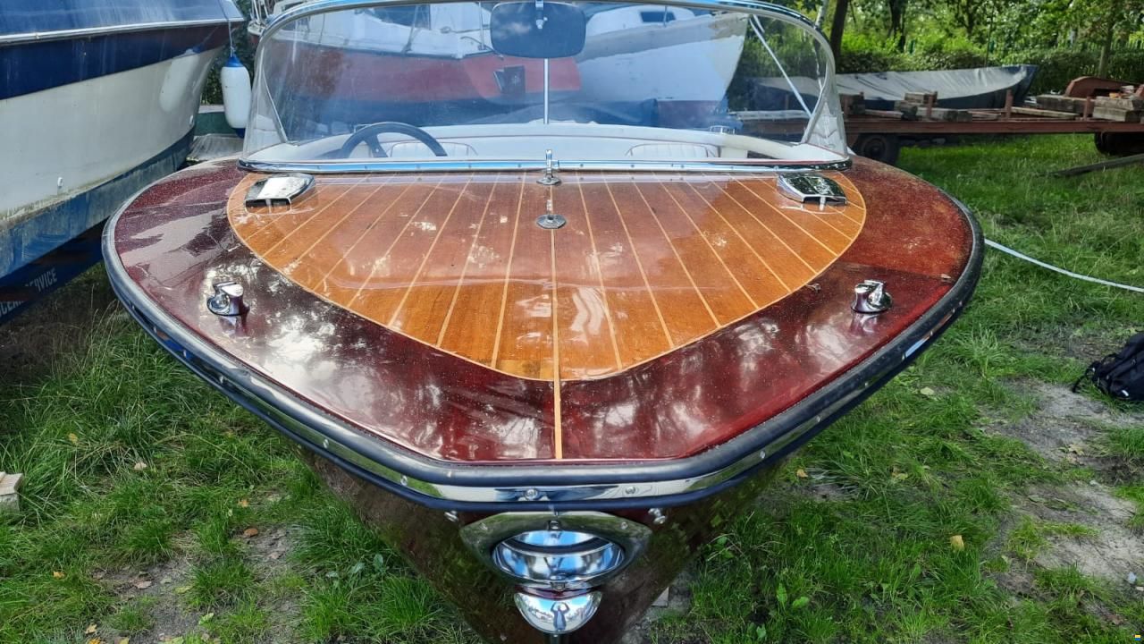 Boesch 580 Runabout