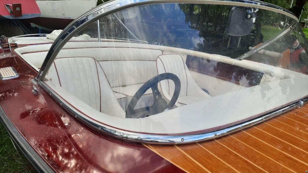 Boesch 580 Runabout